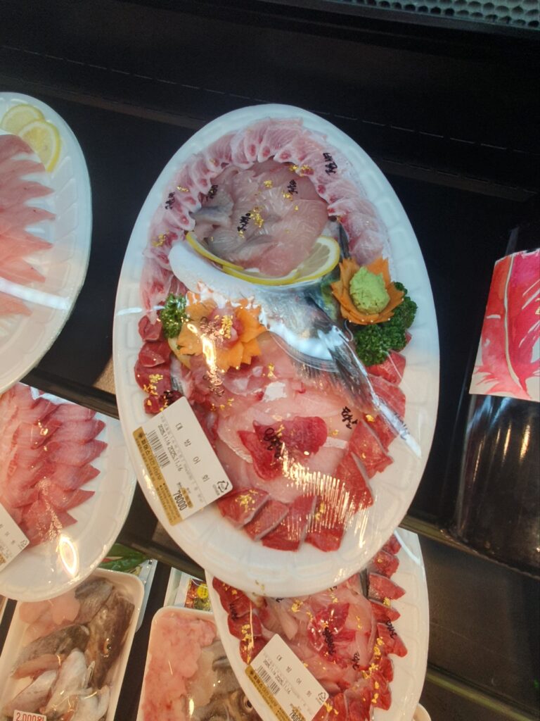 “산지직송의 메카 관저동 파머스 내부 전경과 신선한 농산물 진열 모습”