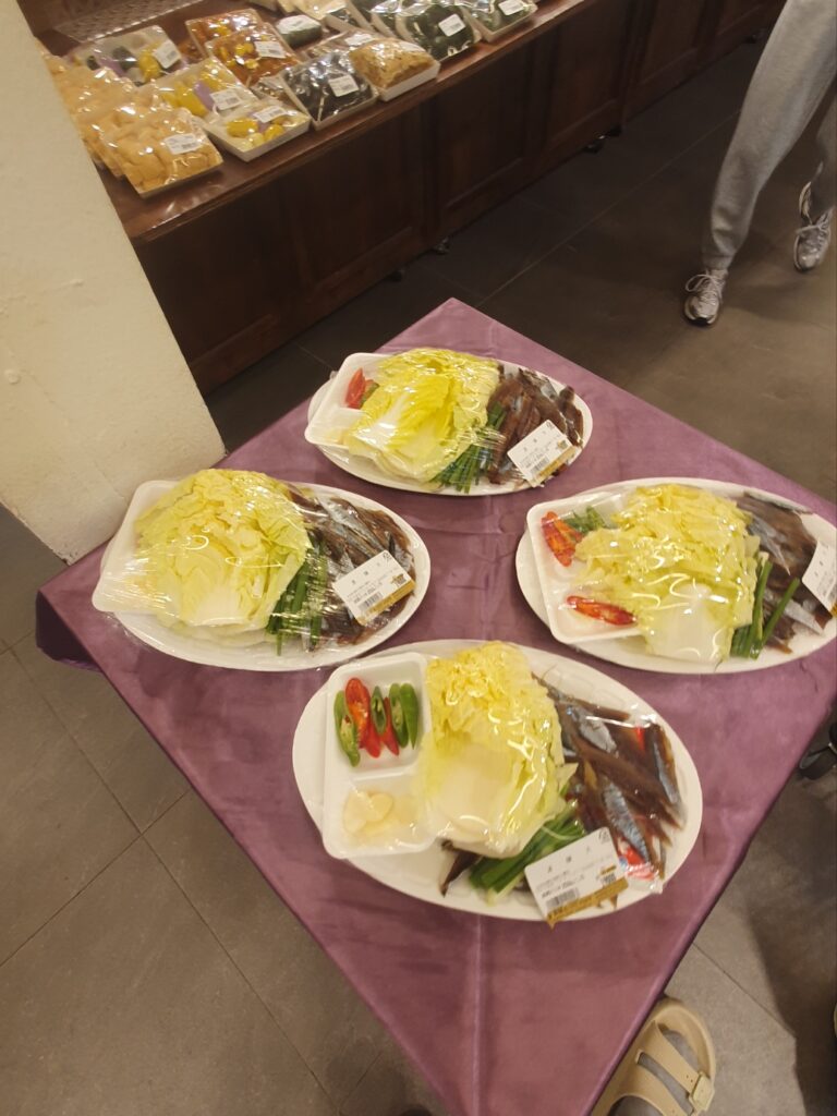 “산지직송의 메카 관저동 파머스 내부 전경과 신선한 농산물 진열 모습”