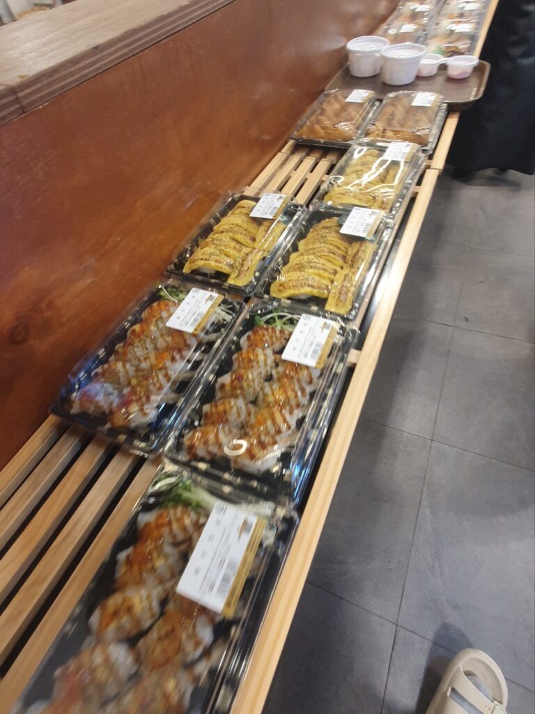 “산지직송의 메카 관저동 파머스 내부 전경과 신선한 농산물 진열 모습”