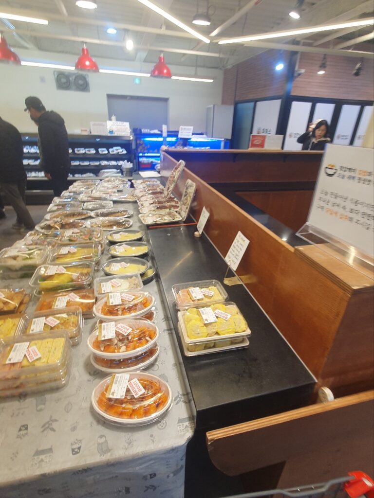 “산지직송의 메카 관저동 파머스 내부 전경과 신선한 농산물 진열 모습”