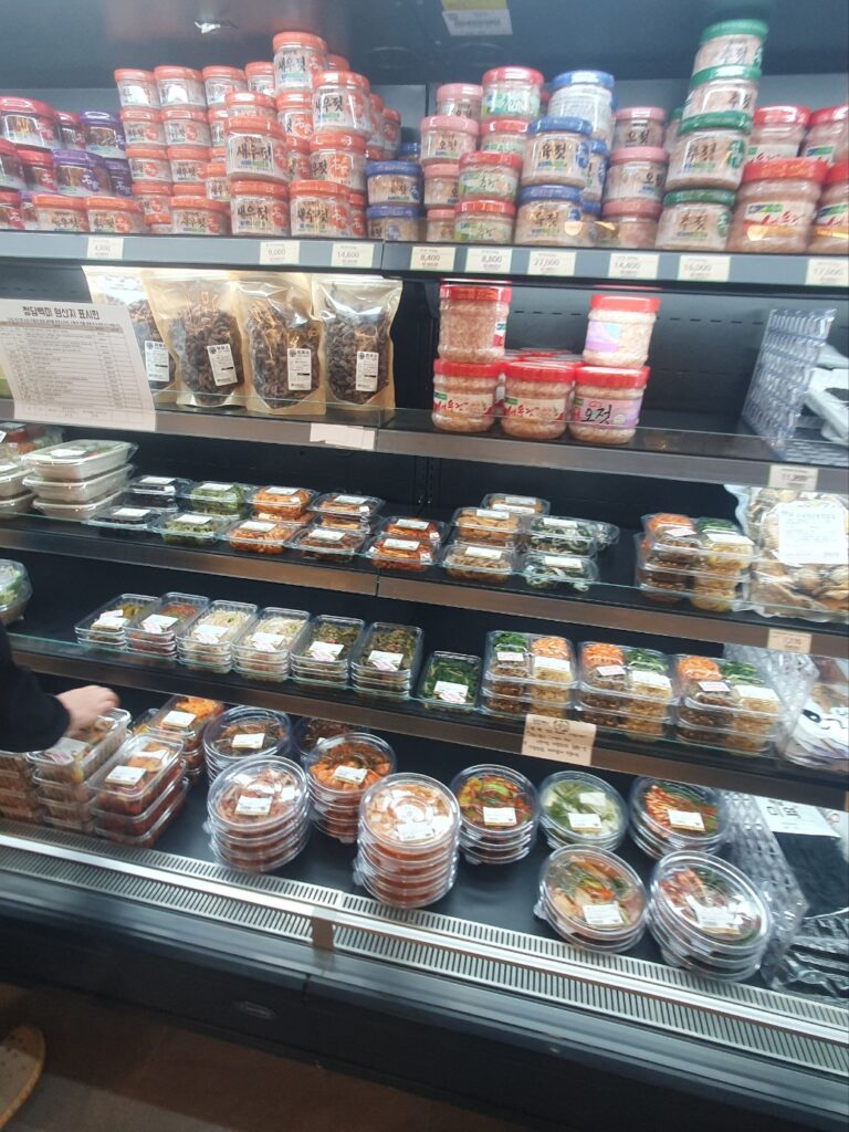 “산지직송의 메카 관저동 파머스 내부 전경과 신선한 농산물 진열 모습”