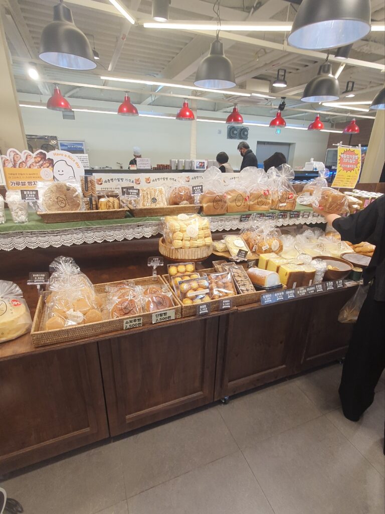 “산지직송의 메카 관저동 파머스 내부 전경과 신선한 농산물 진열 모습”