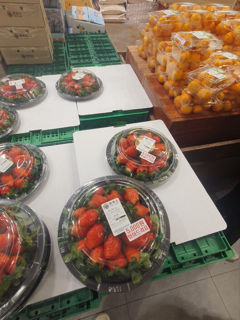 “산지직송의 메카 관저동 파머스 내부 전경과 신선한 농산물 진열 모습”