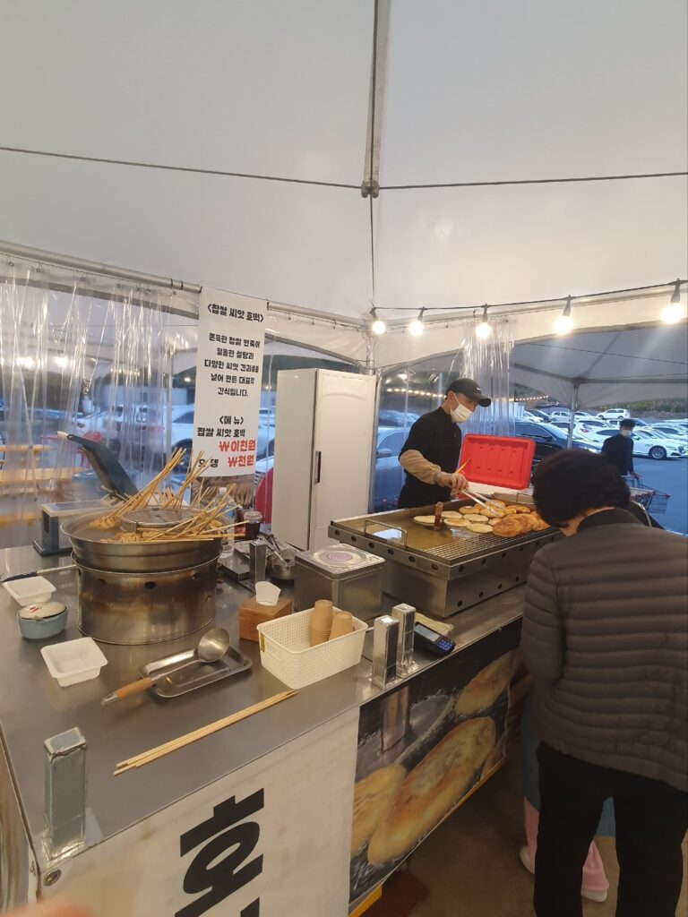 “산지직송의 메카 관저동 파머스 내부 전경과 신선한 농산물 진열 모습”