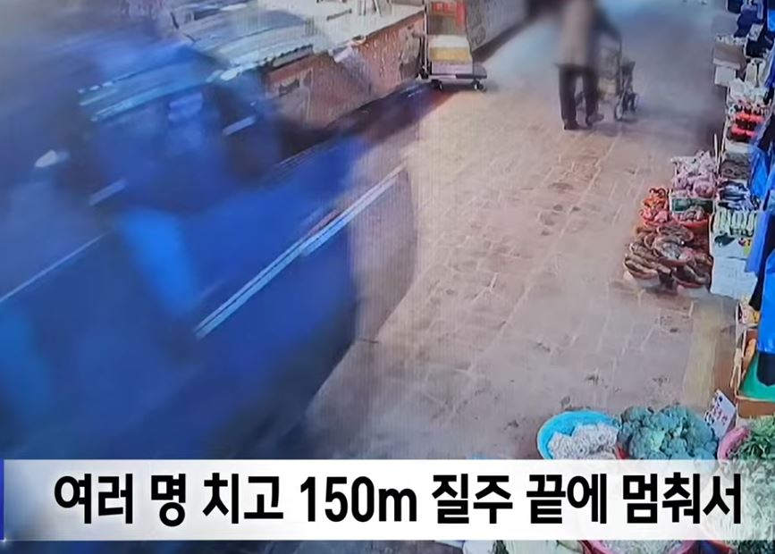 부천 중앙제일시장 내 1톤 트럭 돌진 사고 현장 모습”