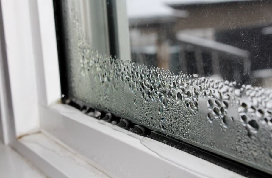 결로로 생긴 창문 습기 이미지