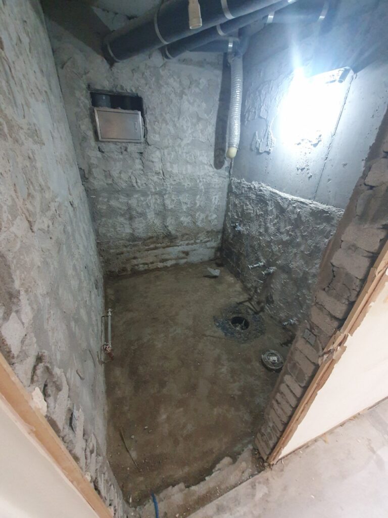 아파트 욕실 방수전 기존 타일 철거 작업 진행