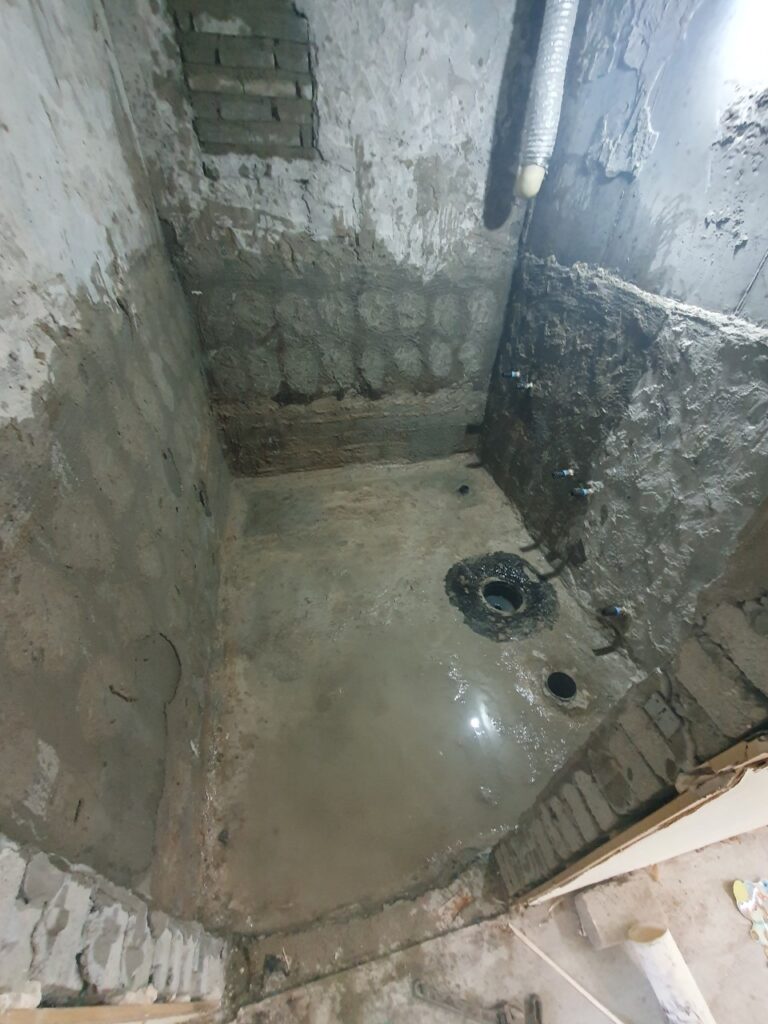 아파트 욕실 방수전 기존 타일 철거 작업 진행