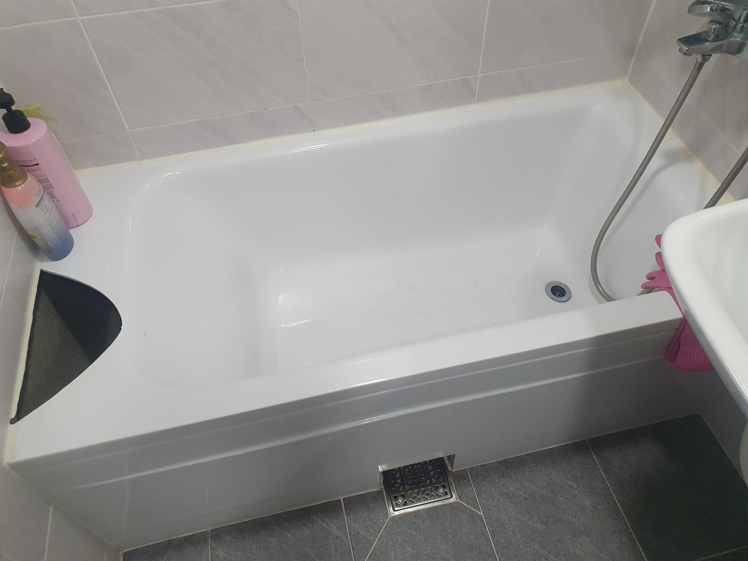 욕조 균열 및 파손 모습