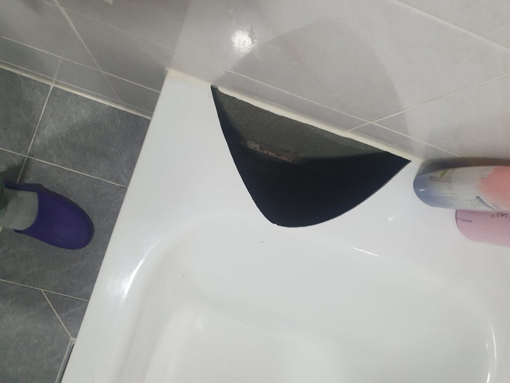 욕조 균열 및 파손 모습