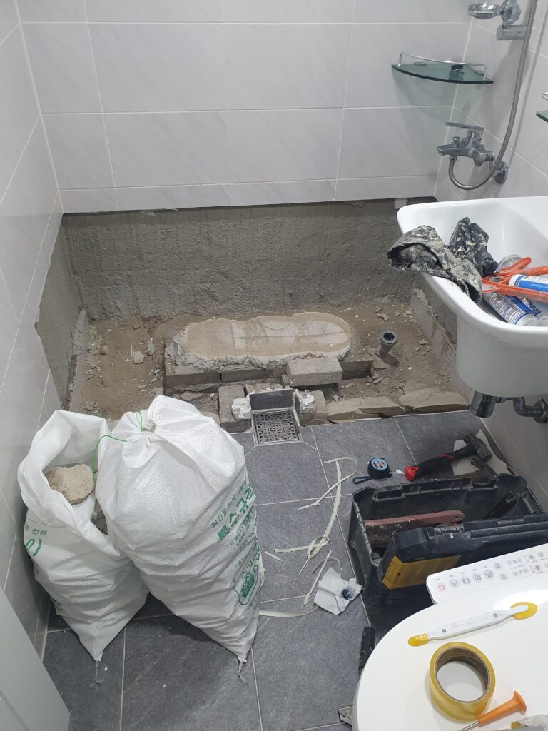 타일 손상 없이 욕조 철거