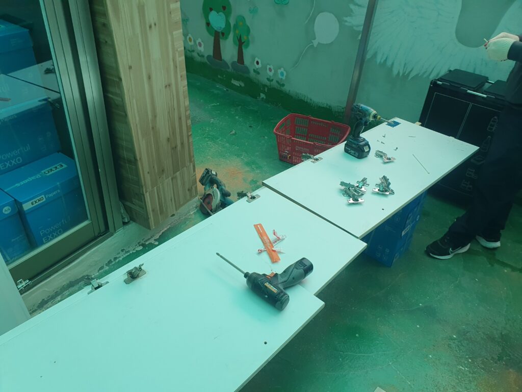 새 경첩 설치 과정